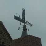 girouette de phare en face du phare