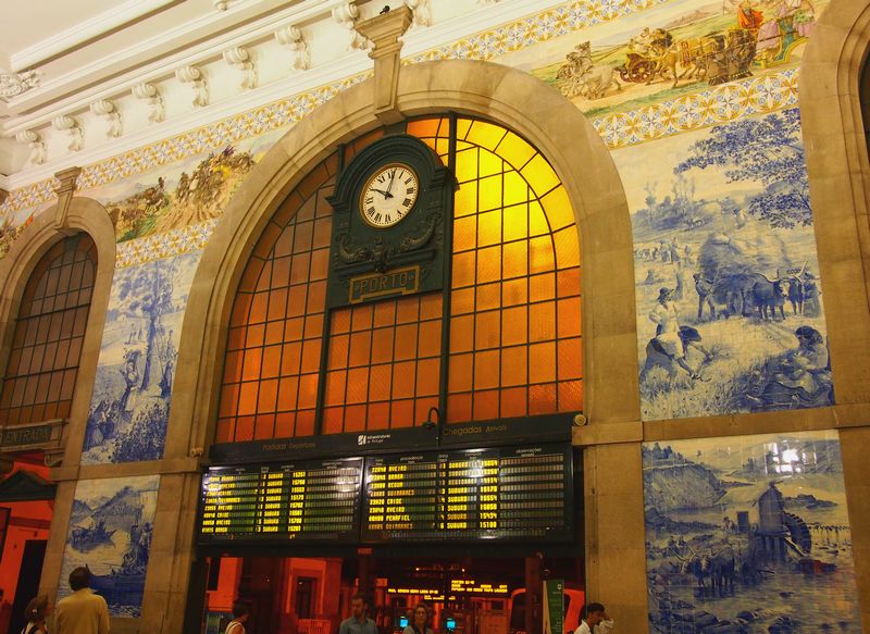 Intérieur de la gare de Sao Bento à Porto