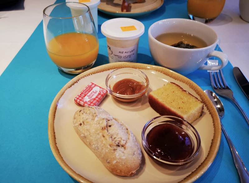 Mon petit déjeuner 100% local : gâteau nantais, caramel beurre salé, confiture maison et riz au lait de la ferme !