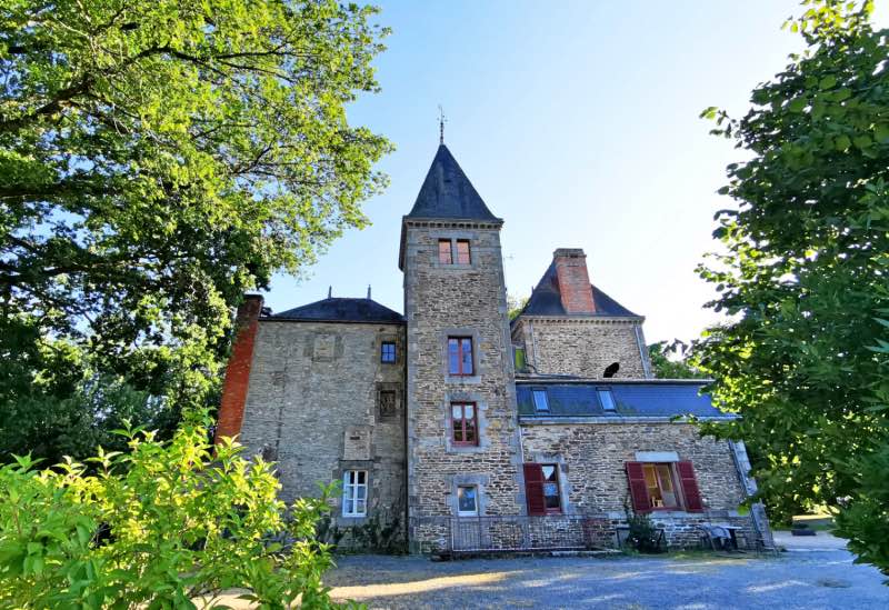 Le manoir de la Briandais vu de la piscine