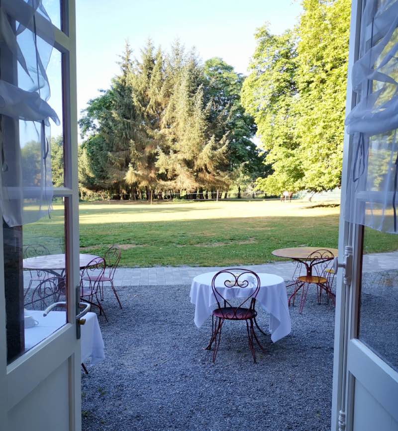 Petit déjeuner avec vue sur le parc